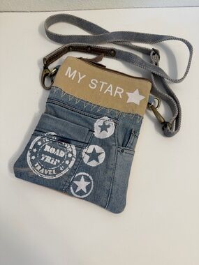 Travelteli denim cross body purse. Star design. Zipper closure